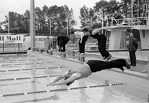 127003 Afbeelding van een training van de Nederlandse Zwemploeg in het openluchtbad van het Zwembad Den Hommel ...